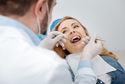 patient visiting dentist 