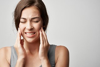 Woman experiencing jaw pain